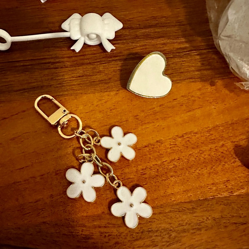 Tumbler accessories - White Floral Charm Strap and Pom Pom Keychain Set - NEW - Picture 7 of 8